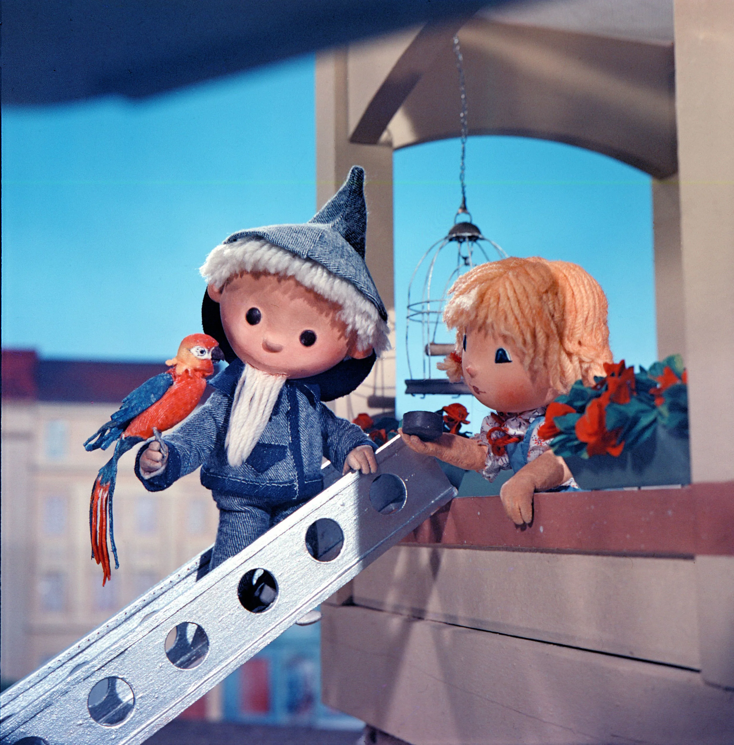 Leitmotiv - Sandmännchen als Feuerwehrmann bringt einen Papagei zurück, Foto FPA.jpg