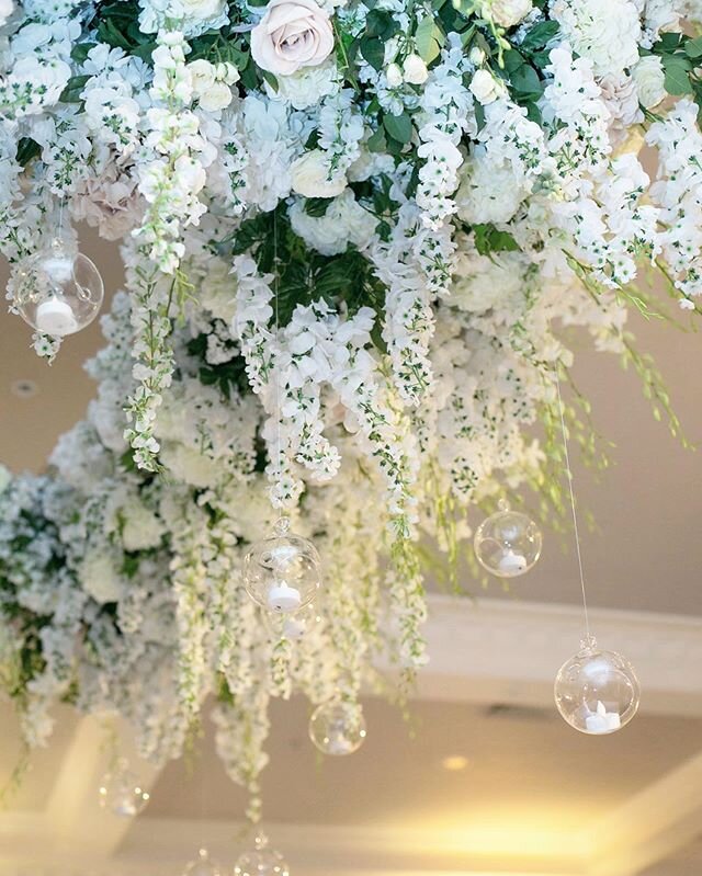 We highly consider floral chandeliers!😍
&bull;
&bull;
&bull;
#amazing #floralchandelier #wedding #weddingflorals #weddinginspo #atlanta #georgia #bride #groom #eventplanner #weddingplanner #atlantawedding