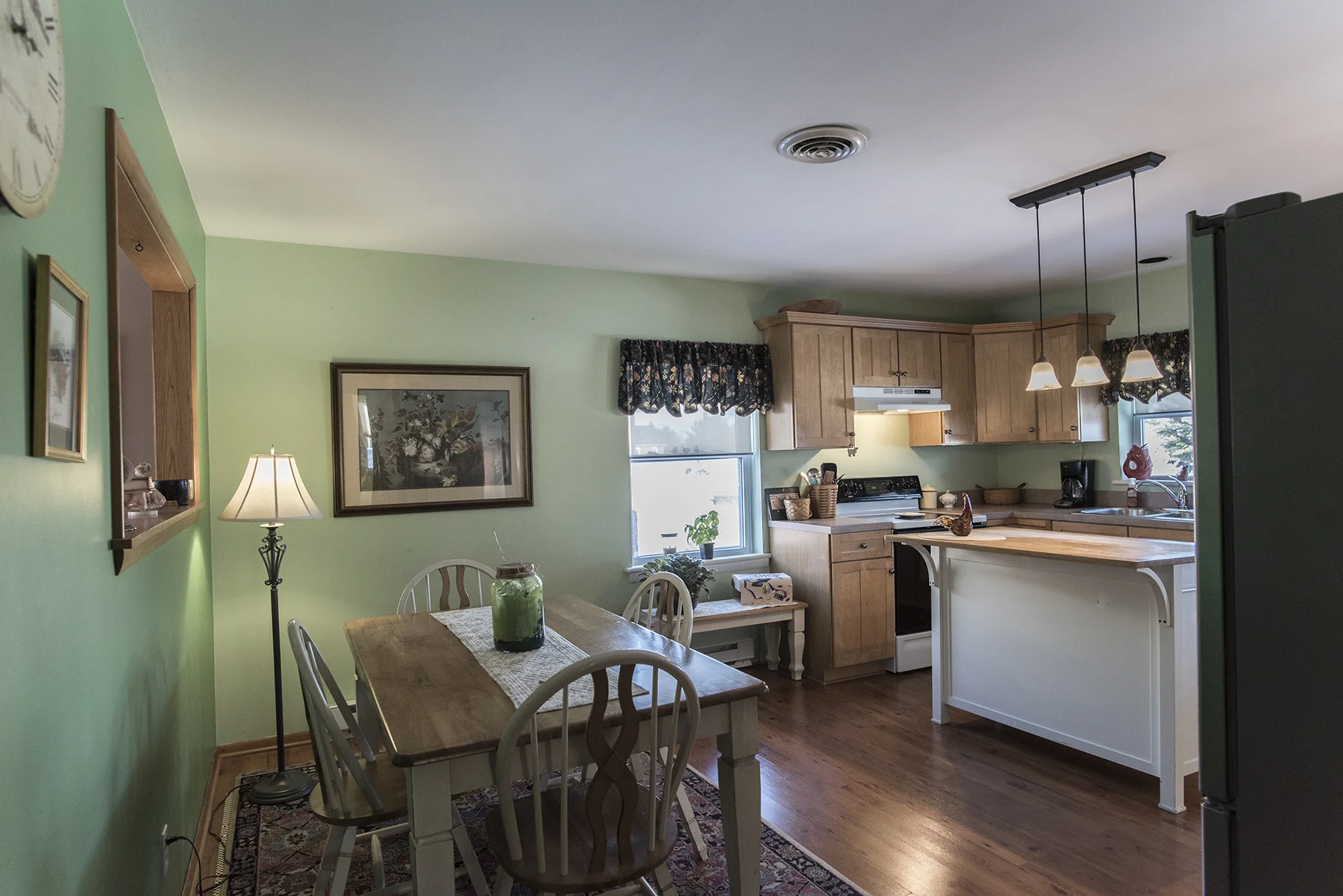 Dining Area.jpg
