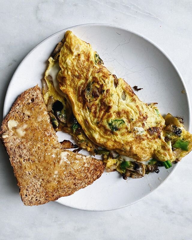 New on the blog today: how to make my favorite diner omelette. Because until we can go to diners again, I need my Sunday standard ton of veggies and cheese folded into fluffy eggs, of course with a side of overly buttered toast. .
.
.
.
.
#instaeats 