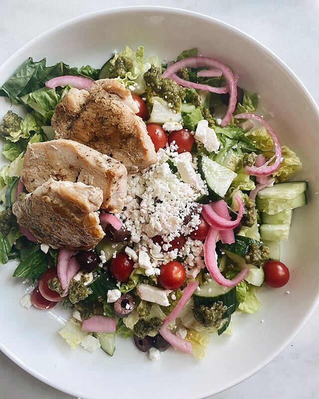 The sudden summer heat has gotten me craving alllll the salads 🥗 This week I&rsquo;ve been lunching on this Greek salad - crisp romaine, sweet tomatoes, crunchy cuces, tangy pickled onions and salty feta and olives. Layers of flavor bright enough to