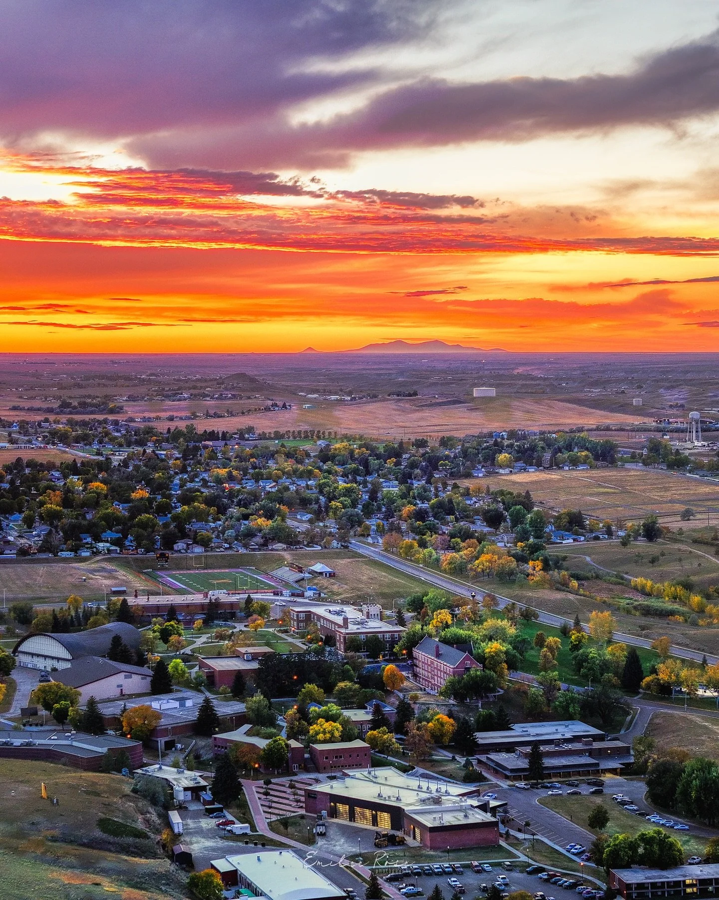 Autumn Arrival 🍂🍁

Never quite seen this view of @msunorthern /Havre before with Sweetgrass Hills in the distance and Autumn color changes - loving the new perspective. Taken in Havre, Montana📍

Follow ➡️ @emileerosephoto for more 📸
 Visit www.em