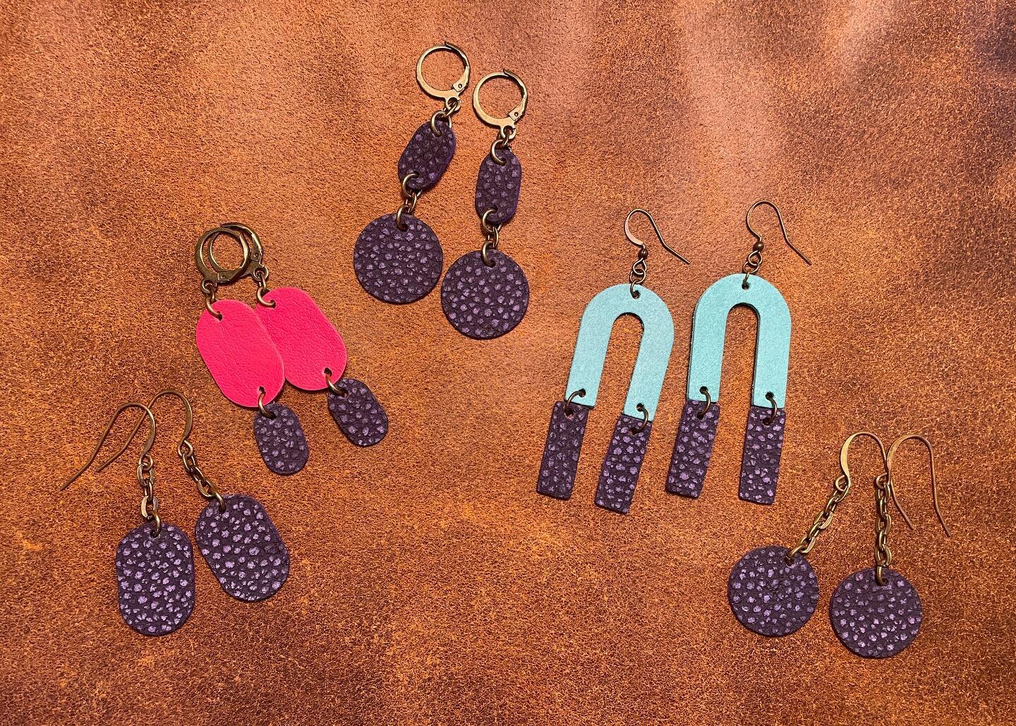 A small batch of earrings from a small leather sample [Summer Fun Collection]. Link in bio! Taxes and shipping are included in the price. @azzamarie_smith @make.do.goods 
.
.
.
#smallbatch #oneofakind #leatherearrings #earrings #lightweight #leather 