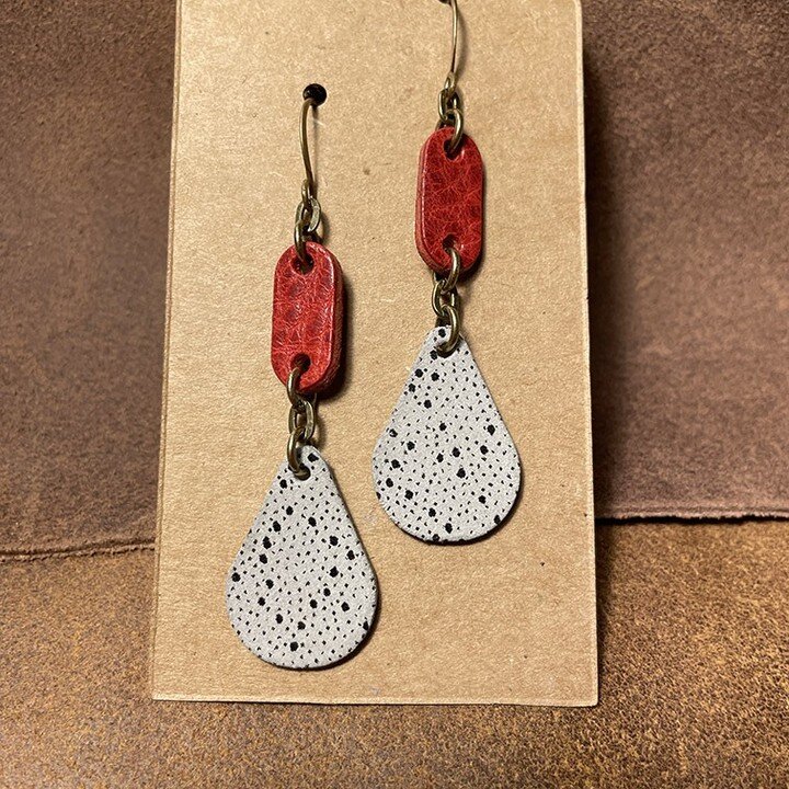A small batch of earrings from a small suede sample [Dalmatians #8]. Link in bio! Taxes and shipping are included in the price.
.
.
.
#smallbatch #oneofakind #leatherearrings #earrings #lightweight #leather #handmade #color #materials #upcycled #recy