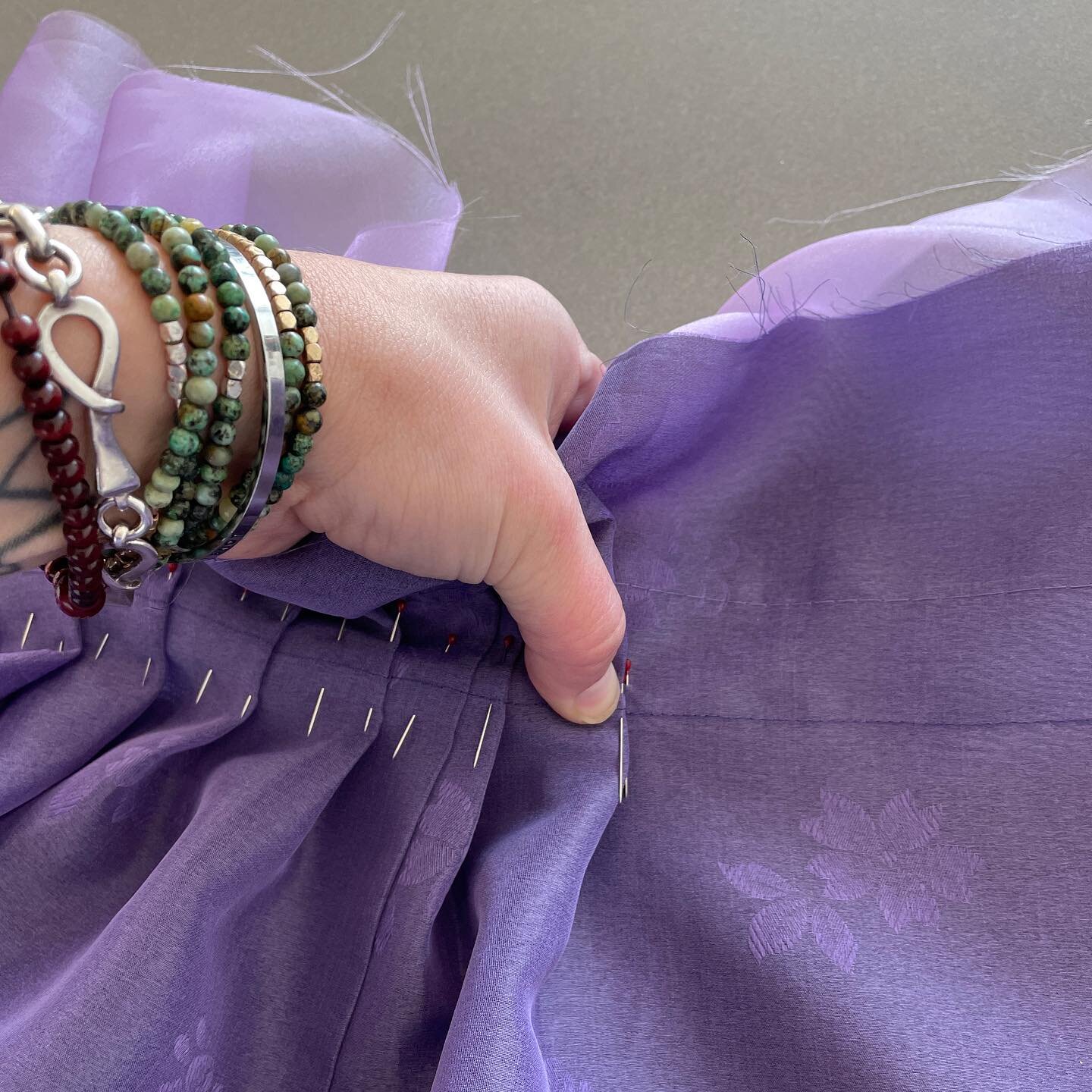 Pleating the #chima (skirt). 

#Hanbok 10 day residency with visiting Master @hbmoon_sun 

Thank you @jmu_sadah for providing this amazing opportunity for my Adv. Studio class and I to learn &amp; grow together through #Making. See more process photo