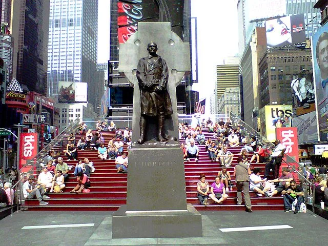 640px-Father_Duffy_statue_and_TKTS_booth_risers.jpg