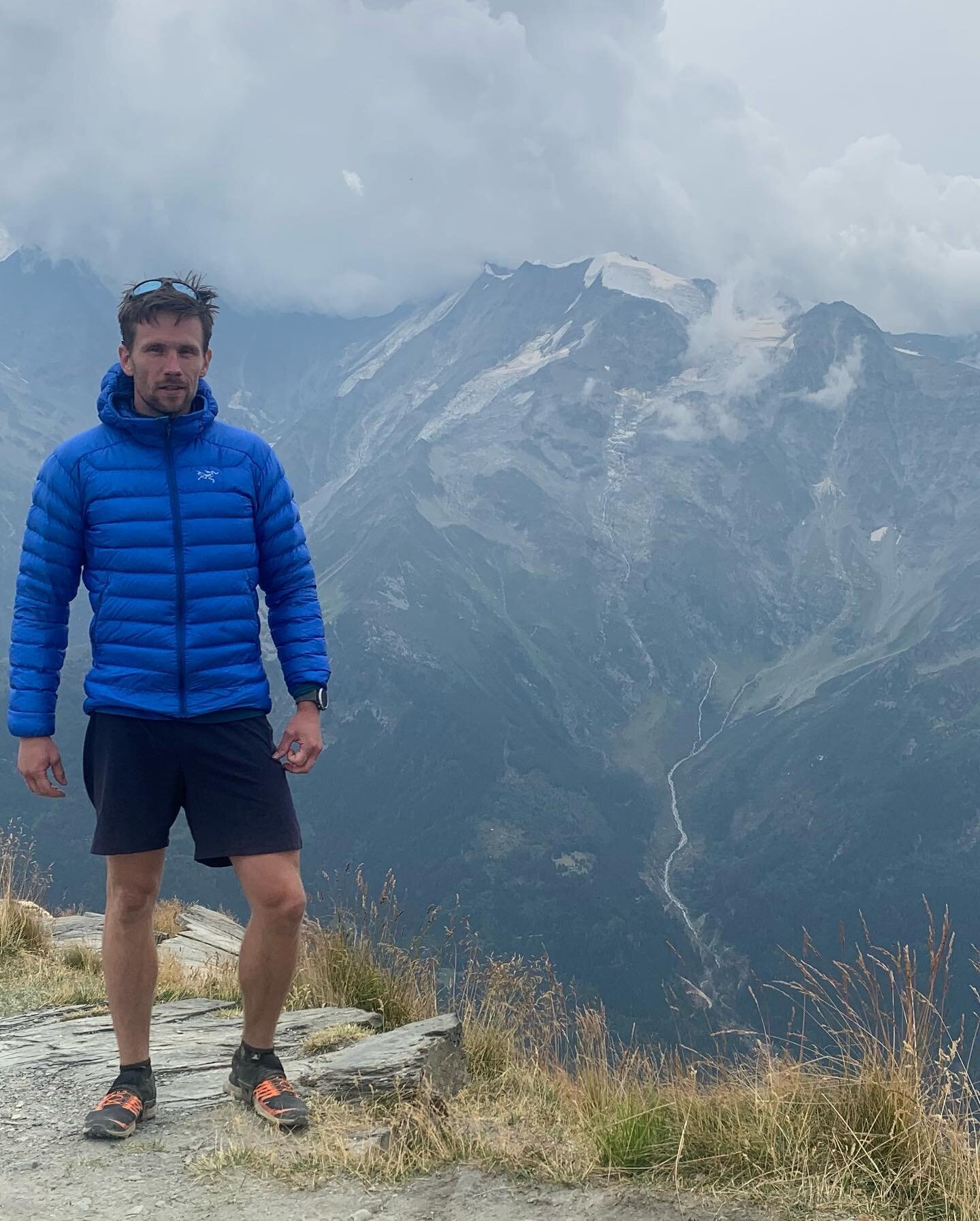 At the top of Mt Joly wearing my favourite blue @arcteryxuk jacket 😃👍
 
Less than 5 days till the @utmbmontblanc . Getting very excited! ⛰🏃🏼&zwj;♂️👍

The last photo was me at up top of Mt Joly three years ago in May with a lot more snow. It&rsqu
