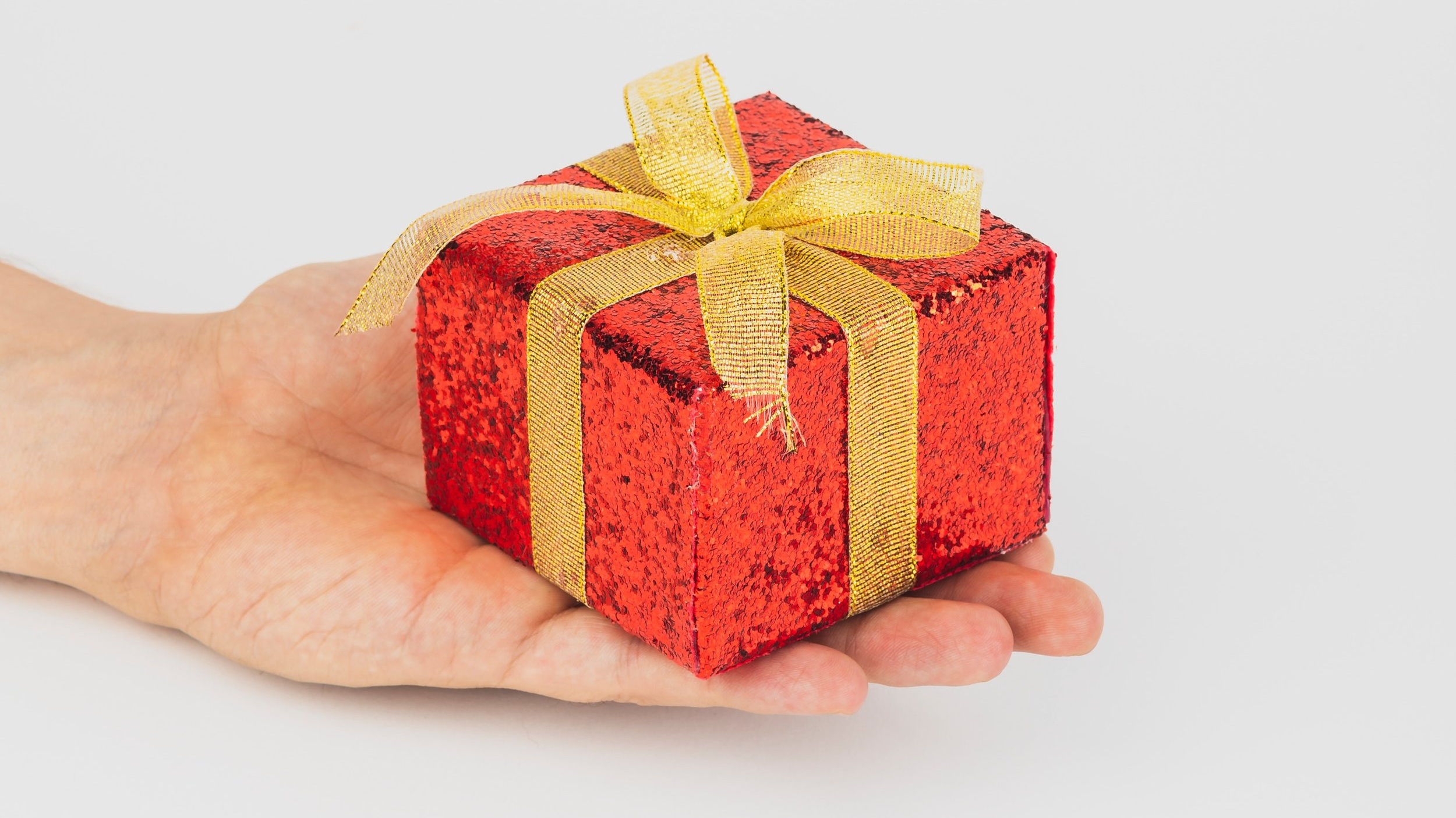 christmas-gift-box-hand-1657106.jpg