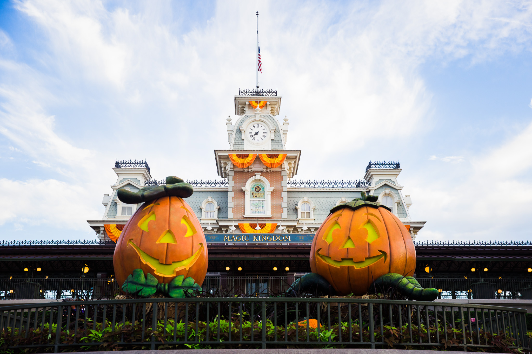 magic kingdom photographer / early morning magic hour / disney family photographer