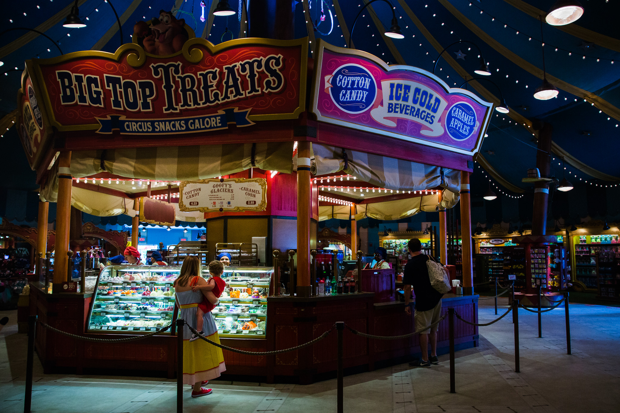 magic kingdom photographer / early morning magic hour / disney family photographer