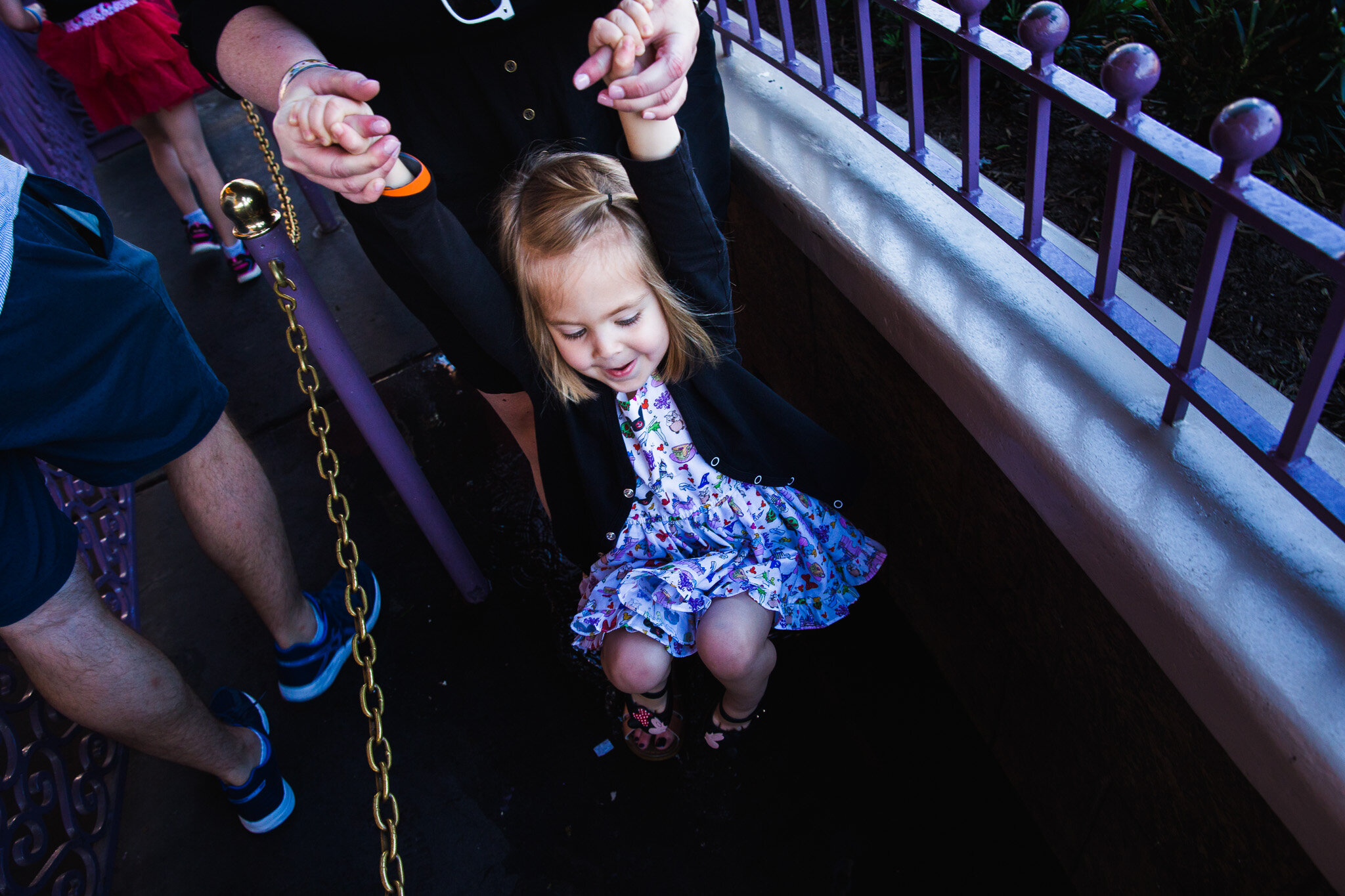 swinging girl / disney family photographer