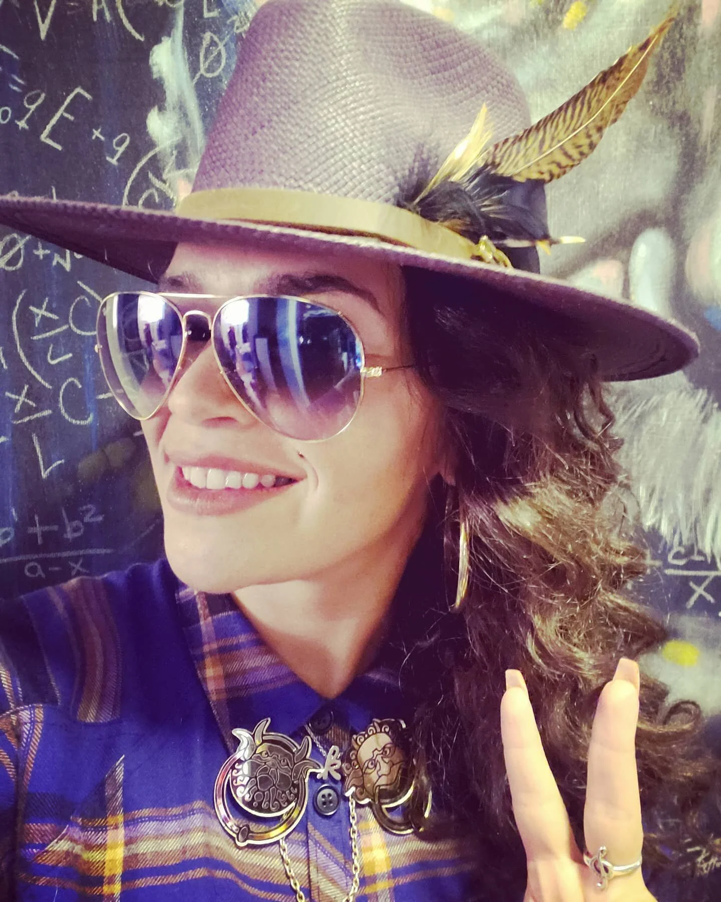 Thought I would capture a fun vibe I had today🤷🏽&zwj;♀️ 🤗💜✌🏽 just takin a moment...felt nice to just chill today🙏🏽

@goorinbros gotta love my Goorins 🥰 👒🎩🧢