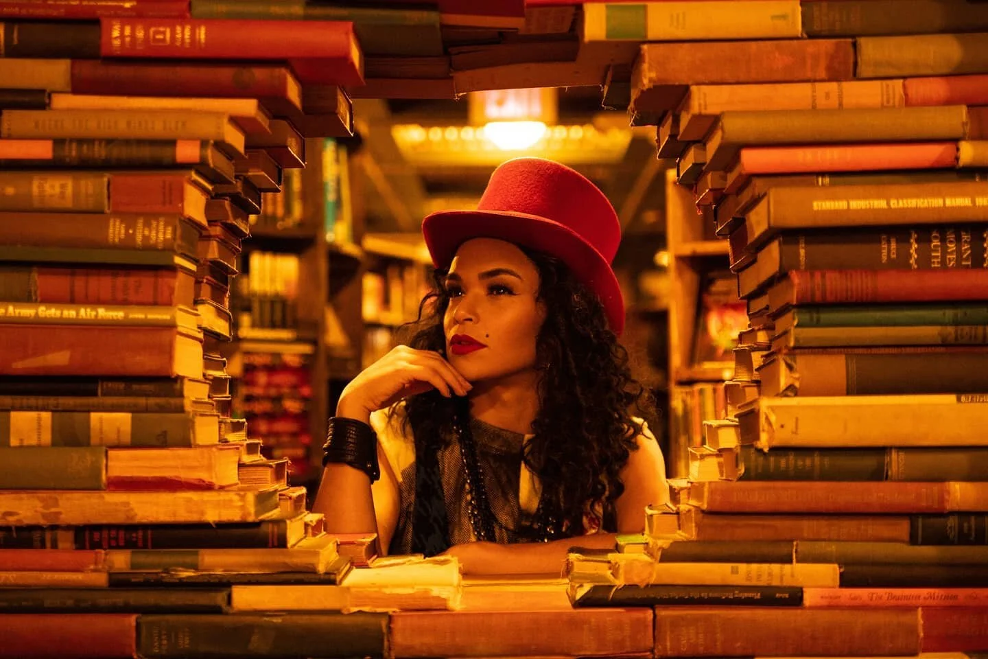 Been lost in a world of books lately 📚 strengthening and expanding the mind 🧠

📷 : @ayaphotographyla 🙏🏽😘

#portalofknowledge
#wonderland