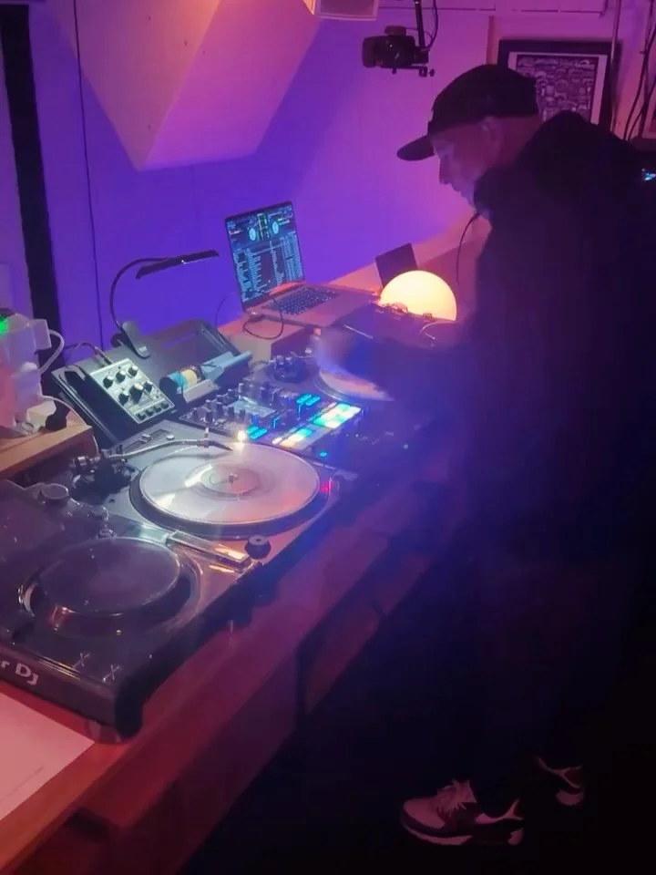 Tapping in from my trip to PDX (not a war zone 🙄). Rarely do I play my own music, but the vibe felt right to end my set at @favoriteneighbors 
Appreciate the hospitality from all of the homies @kool_el_kamino @rubbishvisual @alexboomin @goodfootloun