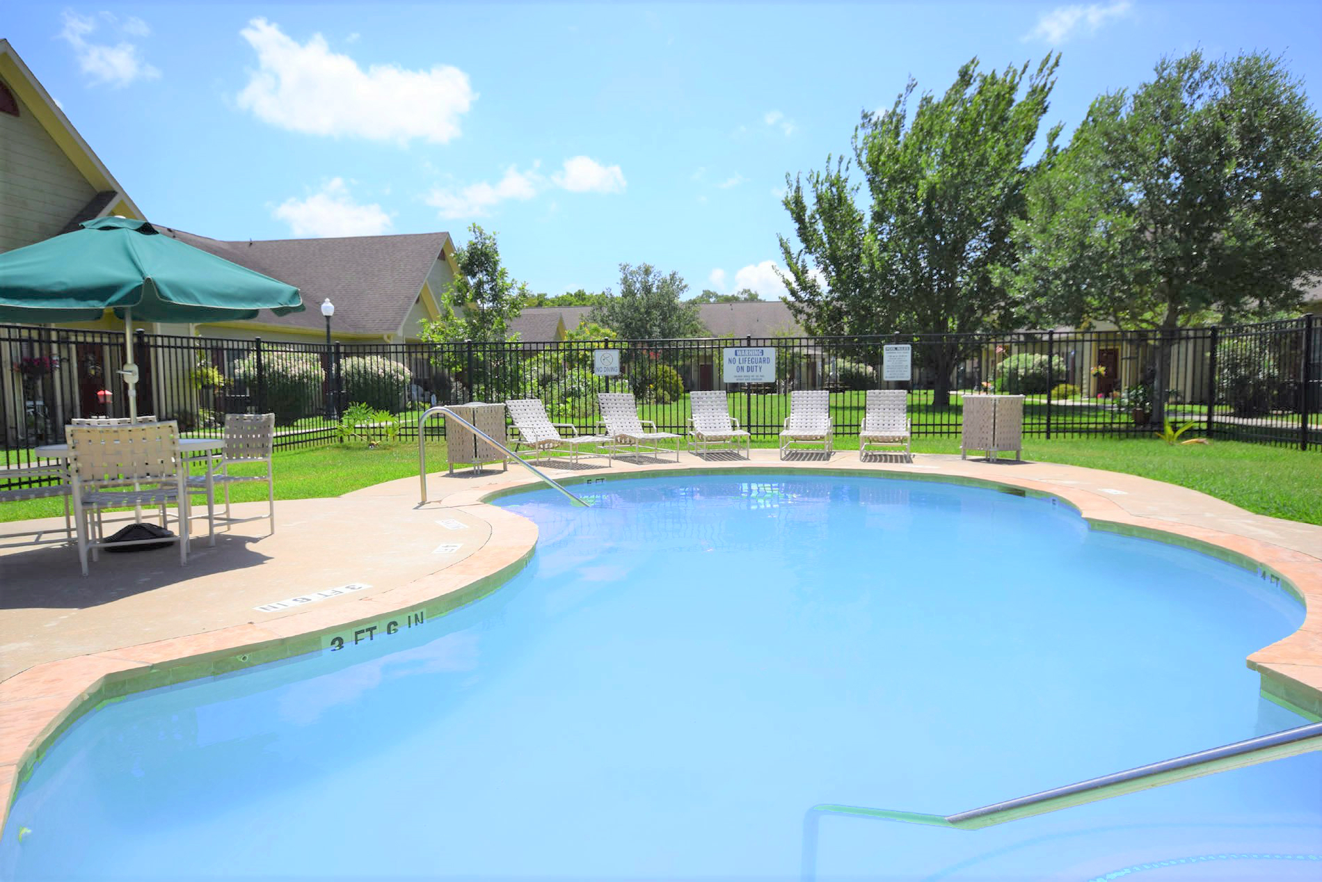 Lake Jackson Manor - Photo2 edited.jpg