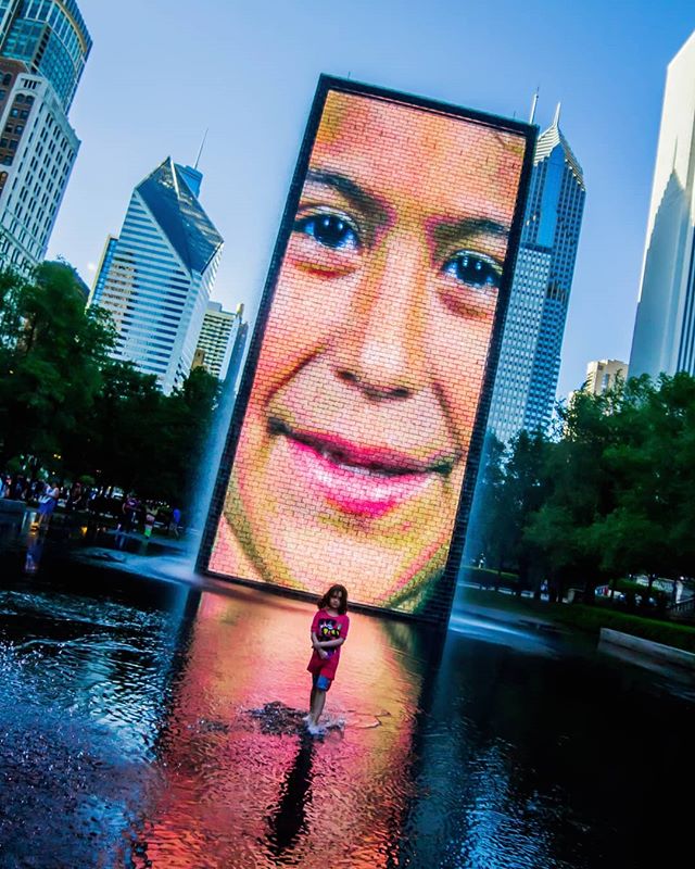 Walking on water. .
.
.
.
.
#milleniumpark #summerday #water #bluesky #screen #bigscreen #crownfountain #theloop #jaumeplensa #streetphotography #park #chicago #ilinois #chicagogram #chicagogrammers  #instachicago #sculpture #art #interactiveart @vis