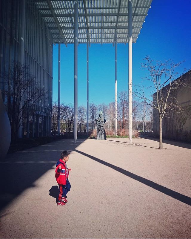 Art Institute. .
.
.
.
.
.
.
#art #artinstitutechicago #aic #afternoon #yard #japanesegarden #asia #chicago #contrast #contraste #garden #kidplaying #red #bluesky #hardshadows #ilinois #chicagoart #streetphotographychicago