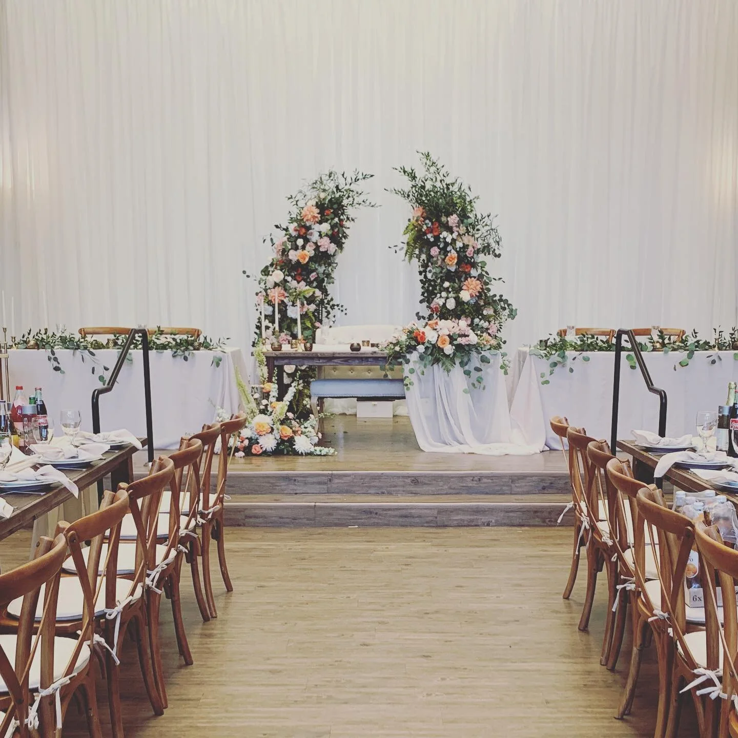 Sweet heart table, head table or both?.. our bride @veronicavandeni and groom @maxvandeni chose both 

Venue @thechaleteventcenter 
Floral and decor @bloomingmiradesigns 
Catering @citrusplazacatering 
Host @thekobryabrother 
Band @dj_bksounds