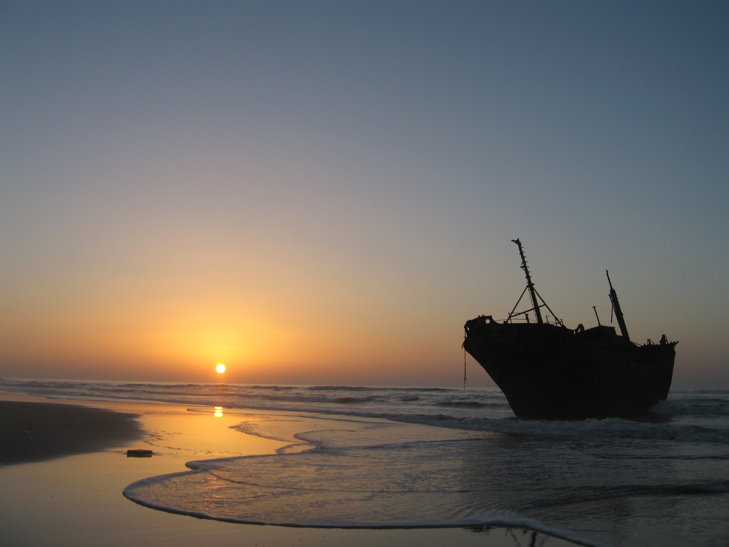 Shipwreck along the coast of western sahara. CREDIT: IMAGE BY Jurgen, https://www.flickr.com/photos/300tdorg/3518340136.