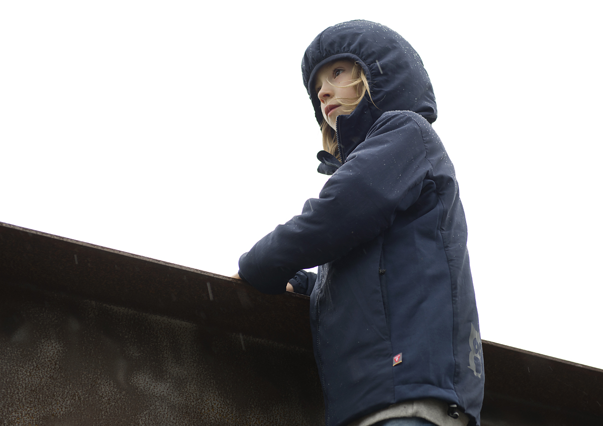 Maus trägt die Flux Primaloft Jacke in true navy.