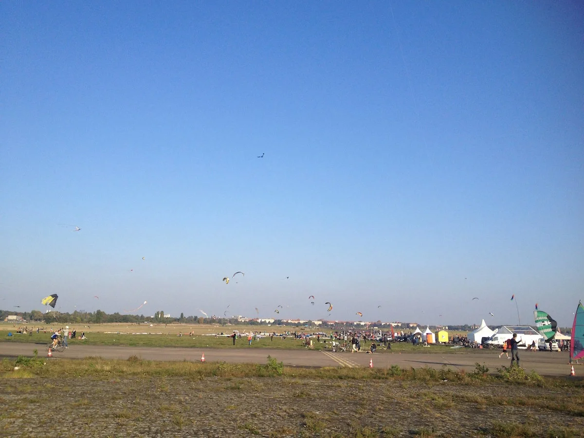 Wir waren mit Hoi Berlin auf dem Tempelhofer Feld zum Drachen steigen lassen