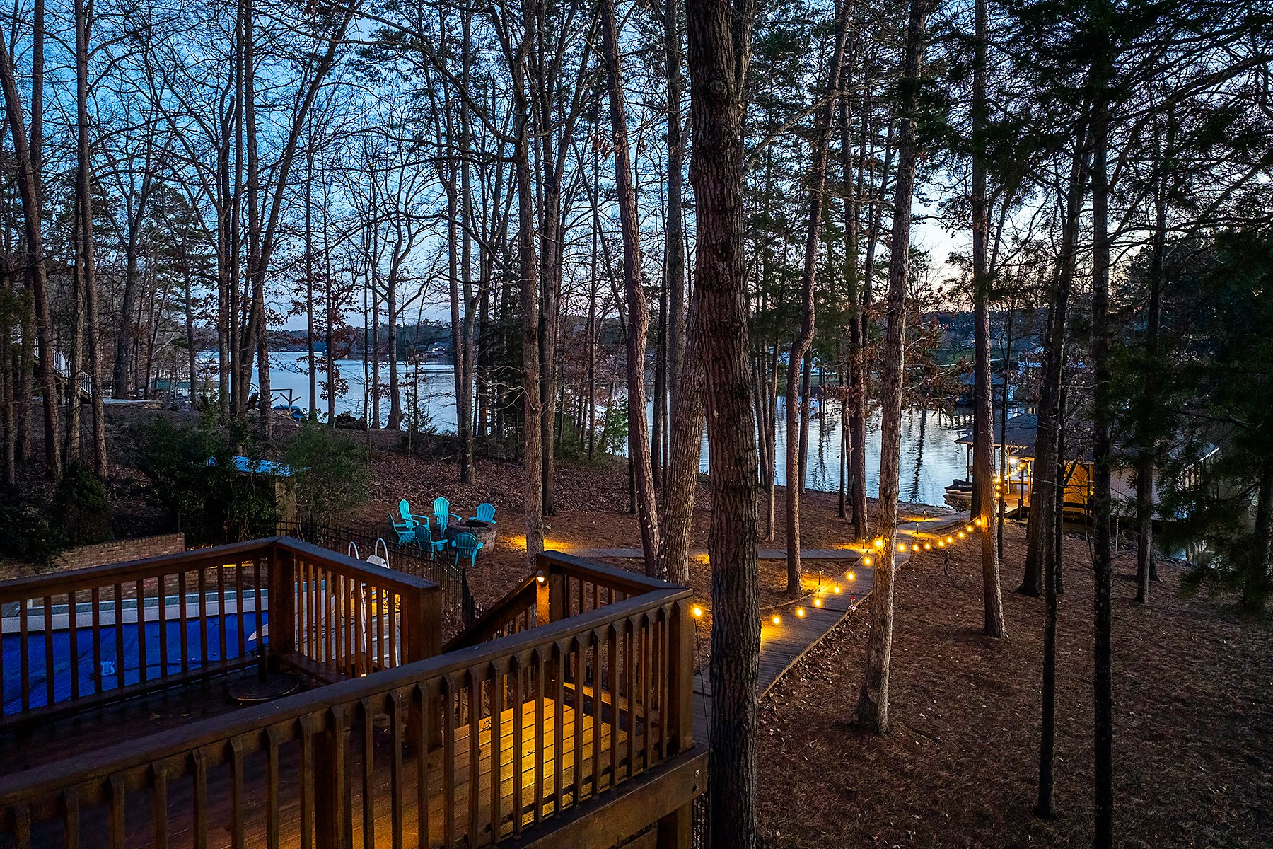 twilight-of-dock-on-lake