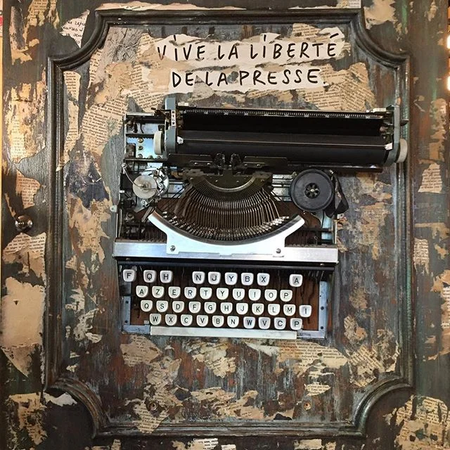 Honoring the importance of #freedomofthepress over ☕️ @ L&rsquo;Entrepot&rsquo;s Belleville .
.
.
#libertedelapresse #libert&eacute;delapresse #freespeachmatters #freespeach #journalism #collage #collageart #caf&eacute; #paris #parisjetaime #l&rsquo;