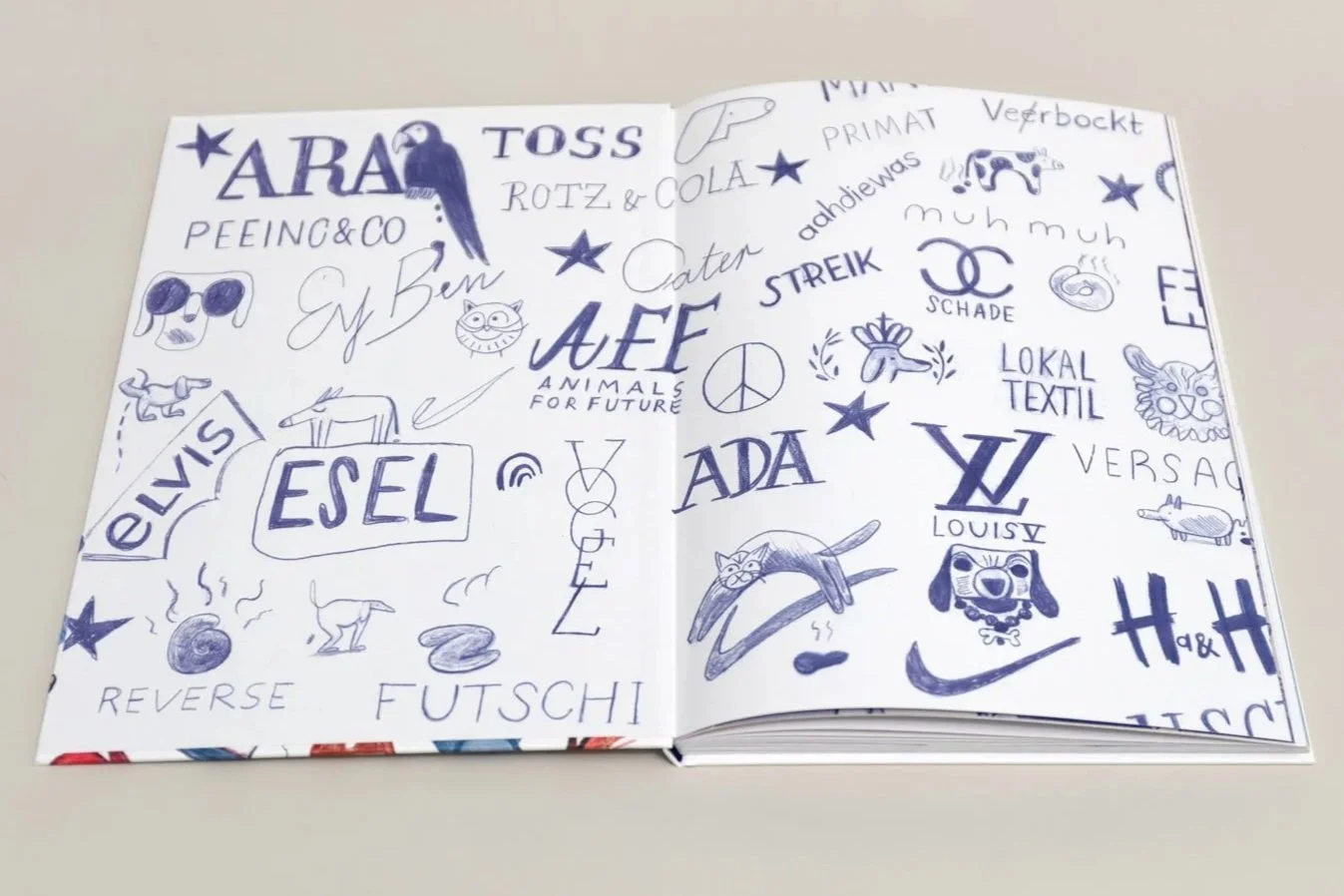 mit blauen Buntstift gezeichnetes Vorsatzpapier auf dem Kleidermarken spielerisch, lustig verändert wurden