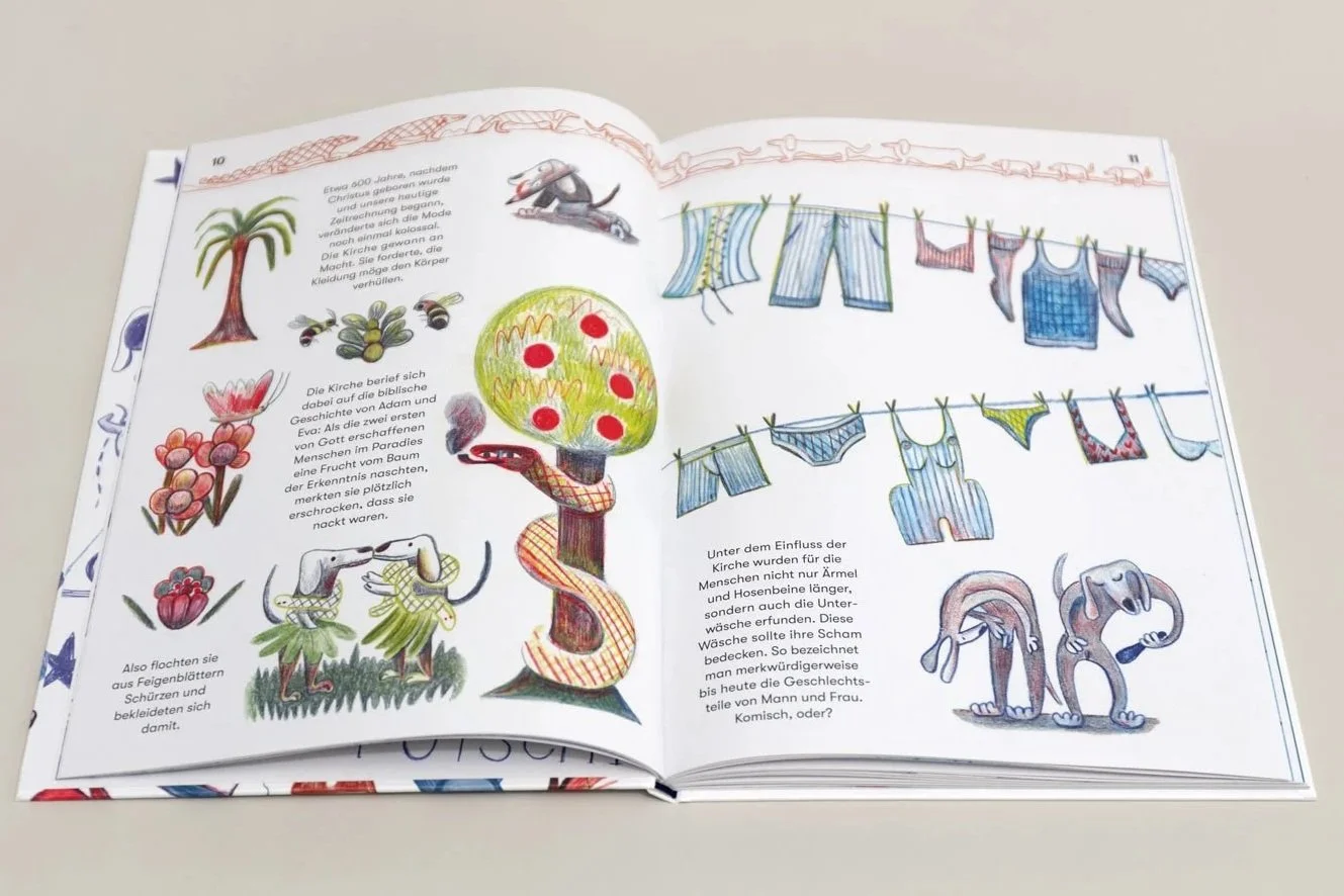 Eine aufgeschlagene Buchseite aus dem bebilderten Sachbuch Hunderunde. Dackel als Adam und Eva im Paradies, eine rauchende Schlange und historische Unterwäsche auf der Leine. Mit Buntstift gezeichnete Illustrationen.