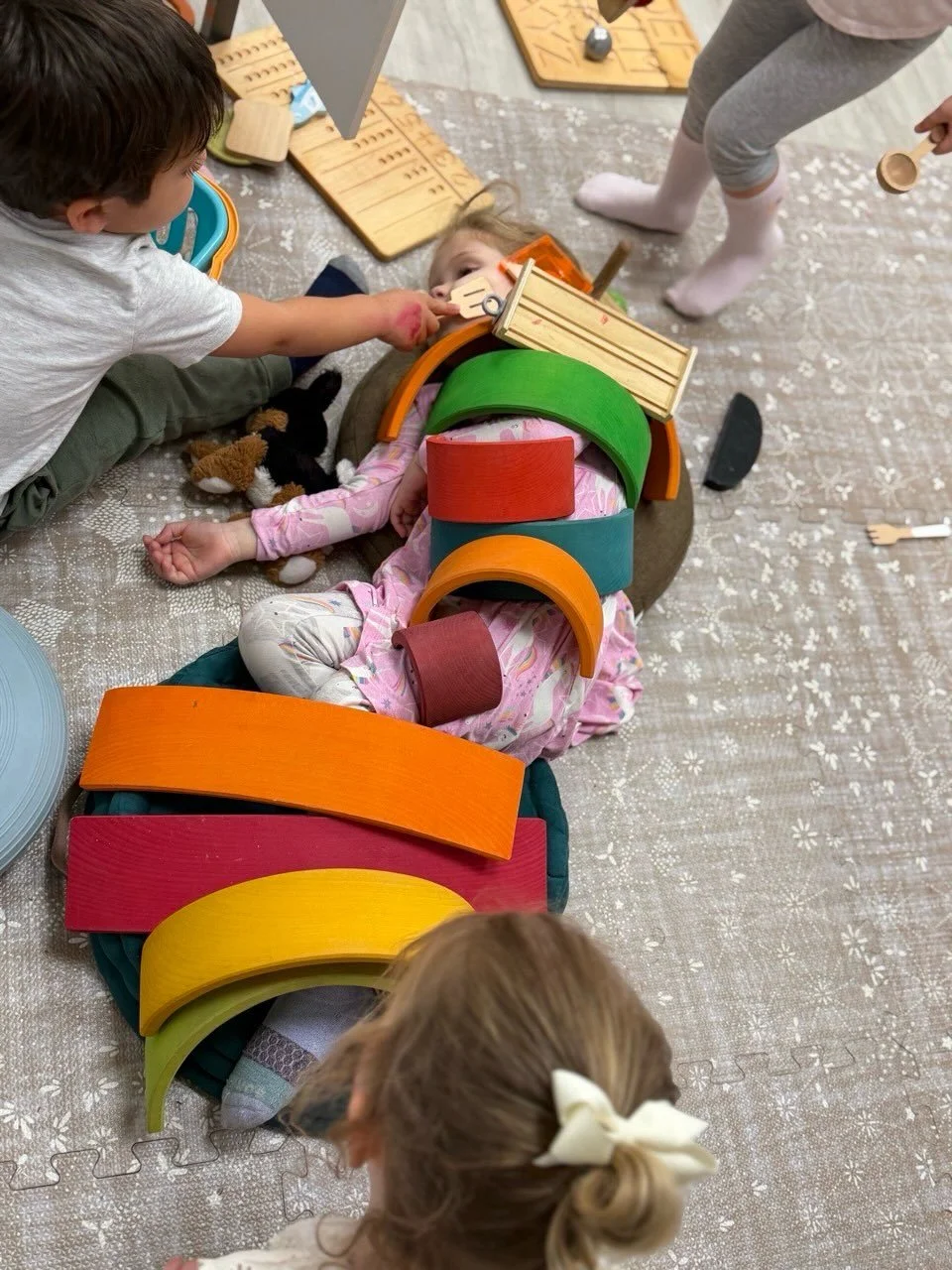 ✨Scenes from the classroom✨ 

In all our classes we focus on child led learning and learning through play. The kids always start the day with free rein of their classroom, able to play in any way they wish with whatever materials they wish. 

It&rsqu