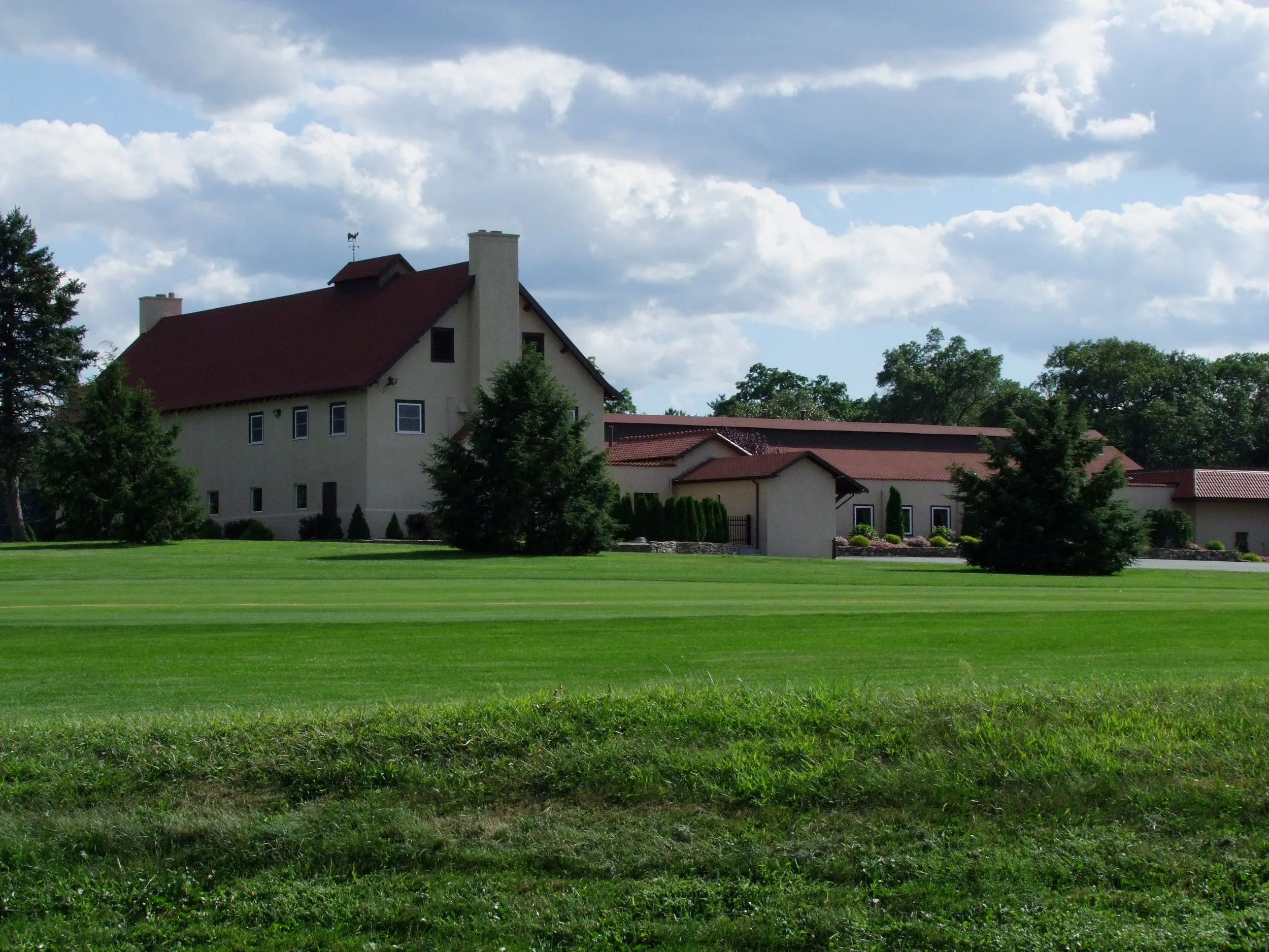 barn from 2nd fairway.JPG