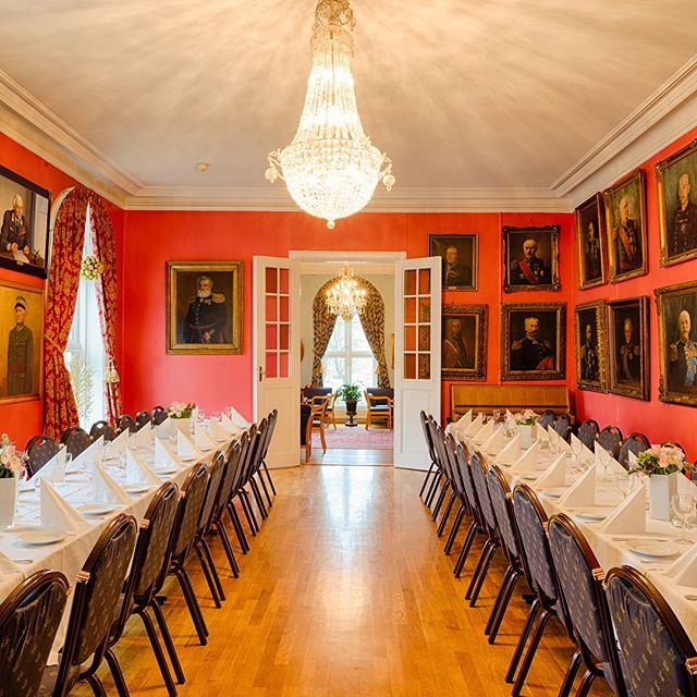 #oslomilit&aelig;resamfunn #room #dinner #interior #interiorphotography #style #classic #love #red #decor #architecture #oslo #myoslo #oslolove #painting #kimwilkens #nikon #picoftheday #ig_myshot #ig_worldclub #homedecor