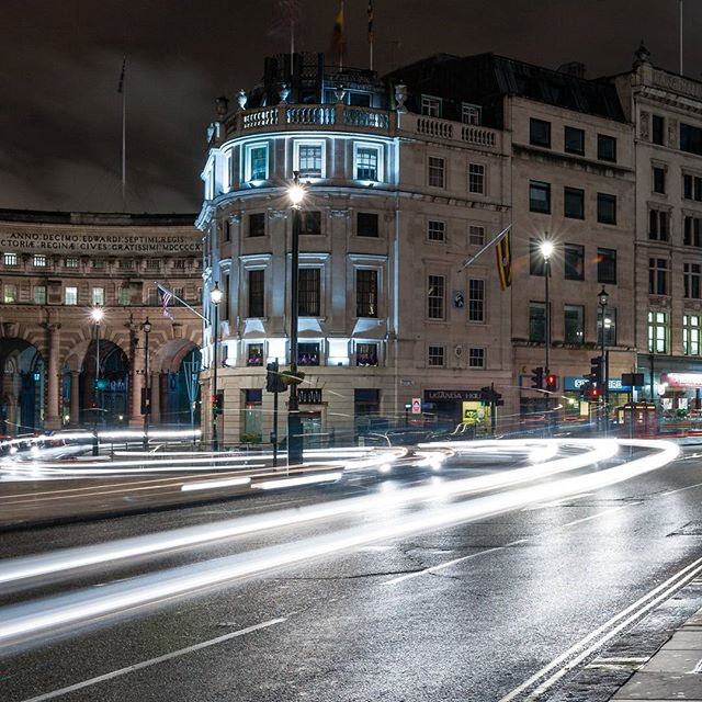 #london #trafalgarsquare #nightshot #night #street #streetshot #building #architecture #architecturephotography #cityscape #skyline #reflection #lights #lovelondon #mylondon #classic #city #nikon #kimwilkens #picofday #ig_myshot
