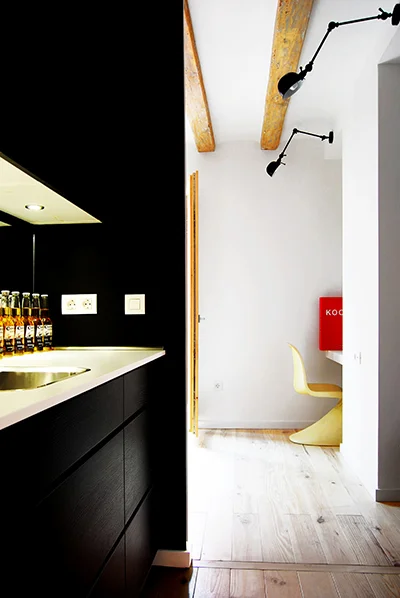 studio for a product manager_raval_cera street_barcelona_black&white_ying-yang_Diaz&Gallardo copia.jpg
