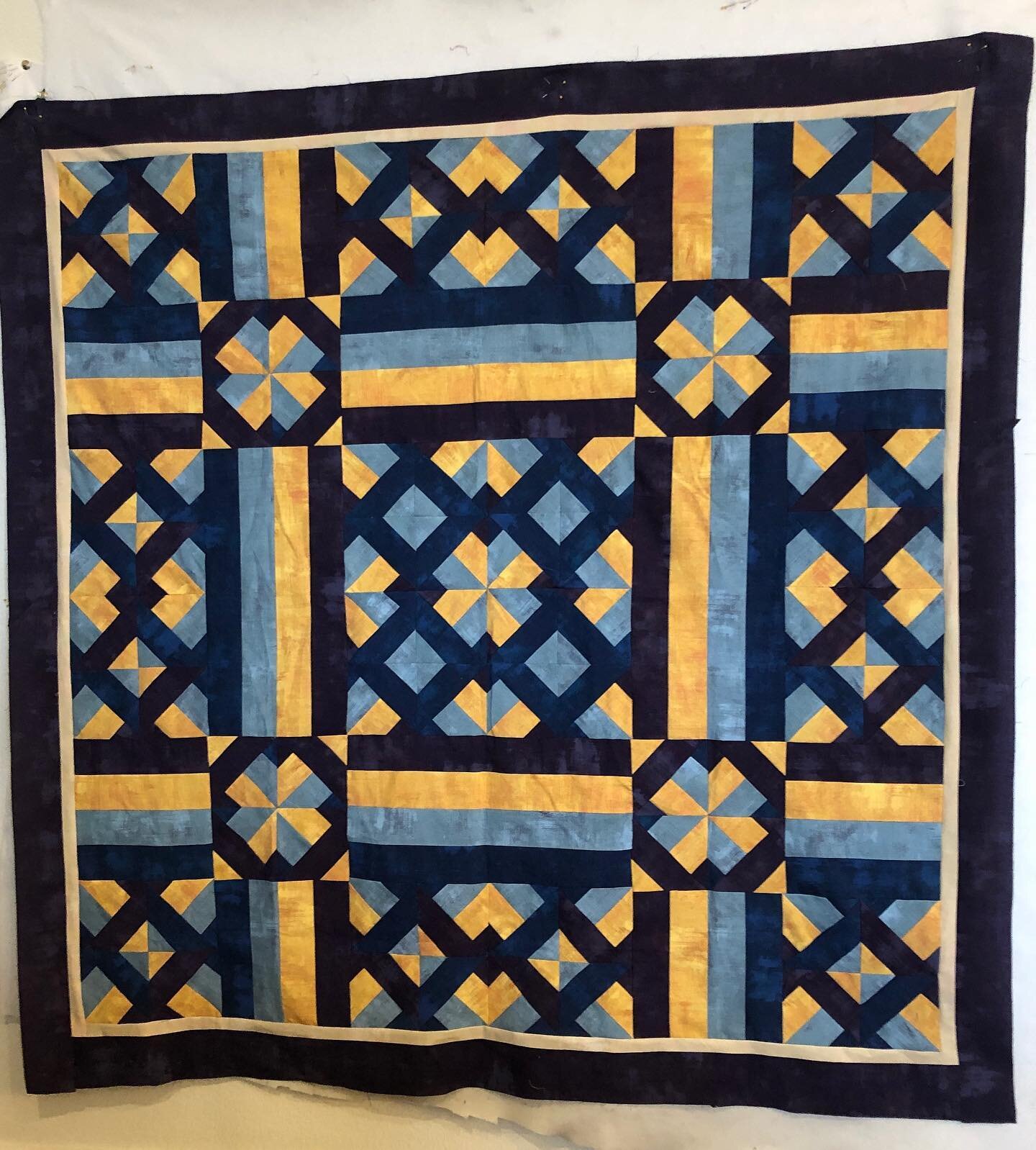 So proud of @just__maha_ibrahim for this beautiful MQ5 finish!!! First quilt ever and it is magnificent!!! Well done you.  #hellostitchstudiomysteryquilt