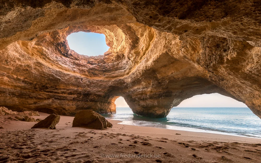 Photo nr 1 : The Benagil cave during sunrise. 