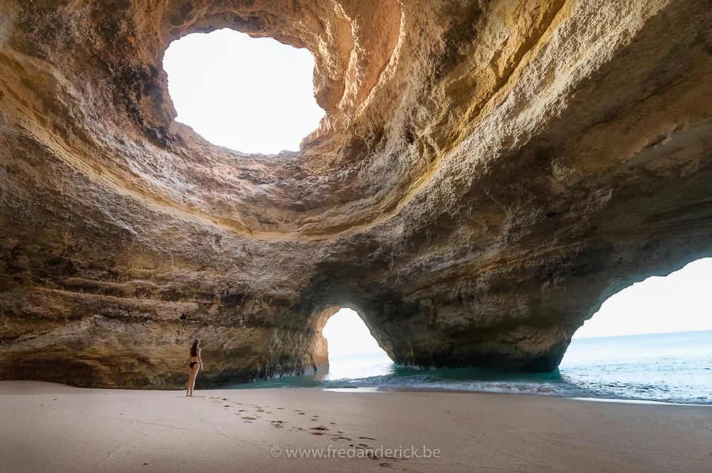 Photo nr 2 : My friend in the cave, for scale.