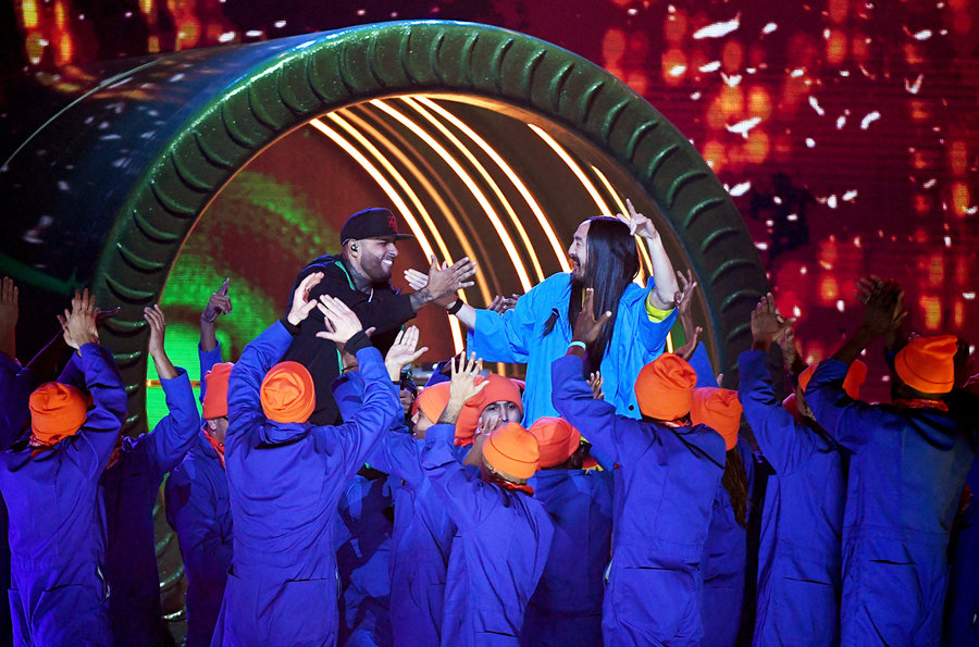 nicky-jam-steve-aoki-live-latin-grammys-2018-billboard-1548.jpg