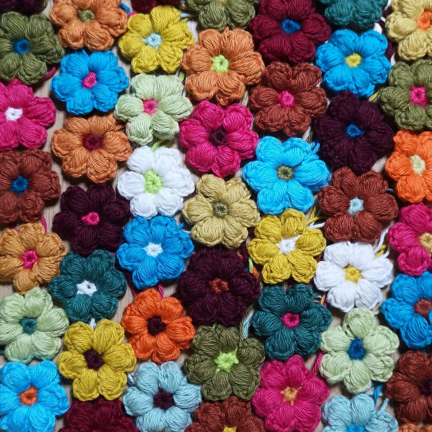 A lot of my spare moments are currently filled up making these adorable tiny crochet flowers, slowly accumulating enough to turn them into a cushion🌼🌸🏵️
_______________________________________
#crochet #crochetflowers #puffstitch #h&aelig;klerier 