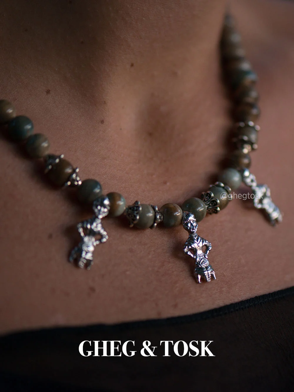 women_necklace_green_02.jpg