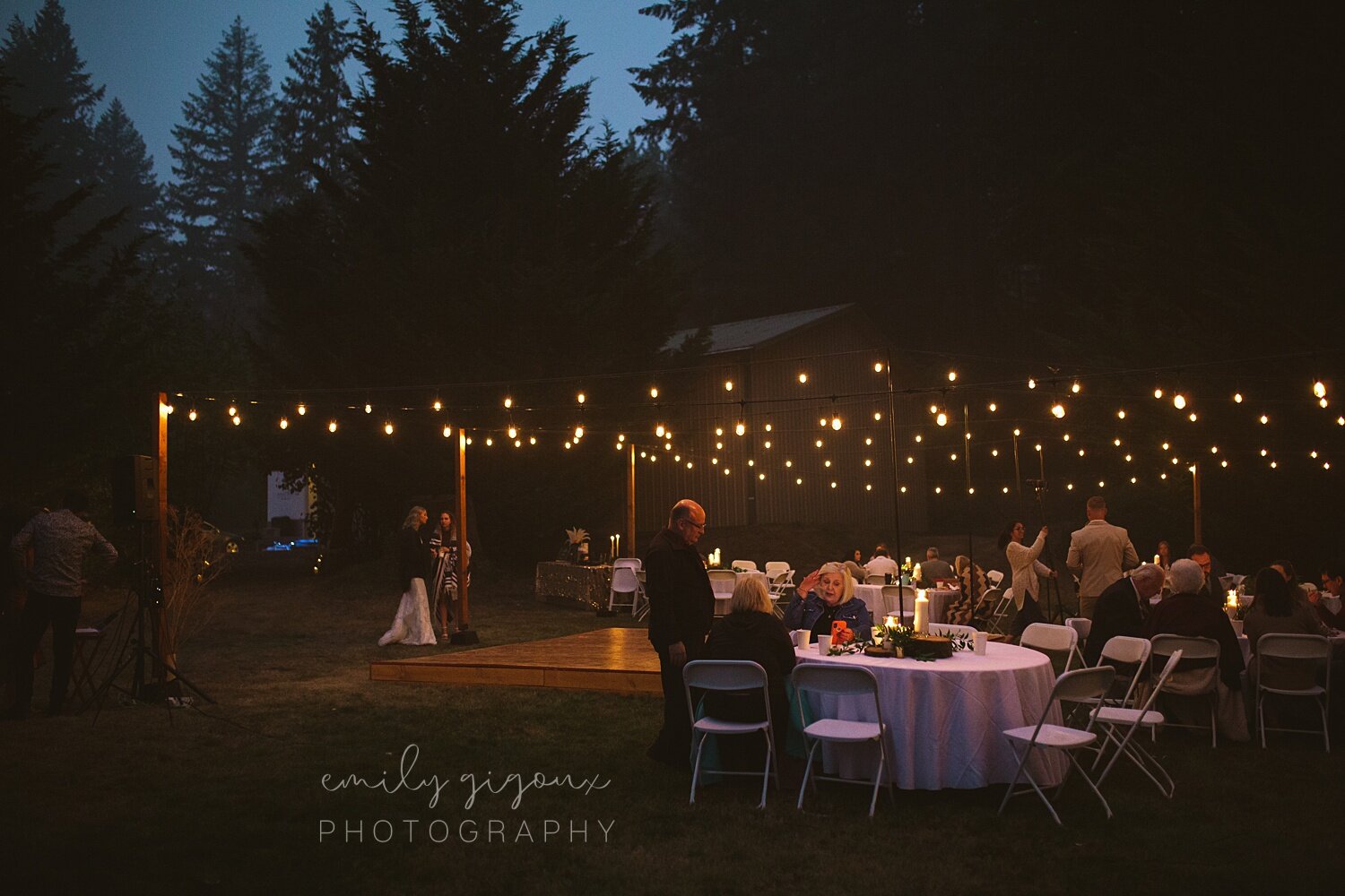intimate-backyard-wedding-photography_0197.jpg