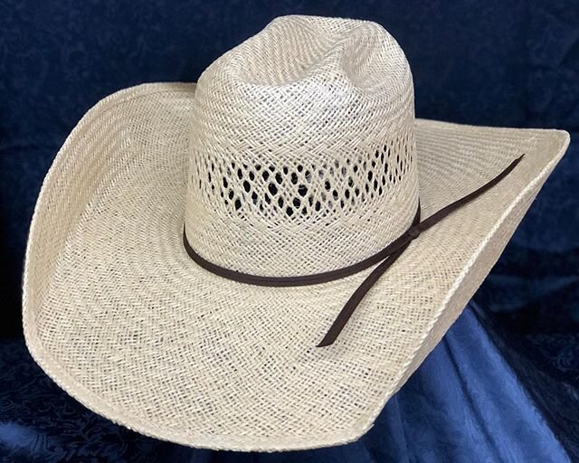 This Hat means business 🤠 #RodeoKing &ldquo;Jute&rdquo; a SUPER resilient and sturdy straw that holds its shape, with plenty of ventilation- perfect for working in the summer heat 👇👇👇 Comes in 2 brim sizes - 
5&quot; $71
4 1/4&quot; $61

Grab you