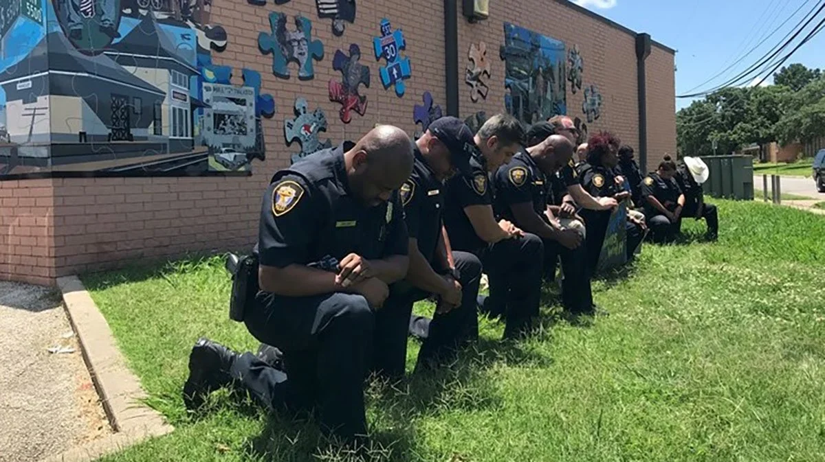 t Worth Police knelt outside the east side substation for 8 minutes, 46 seconds - the length of time a Minneapolis office held his knee to George Floyd’ neck. Credit: Teresa Woods, WFAA.