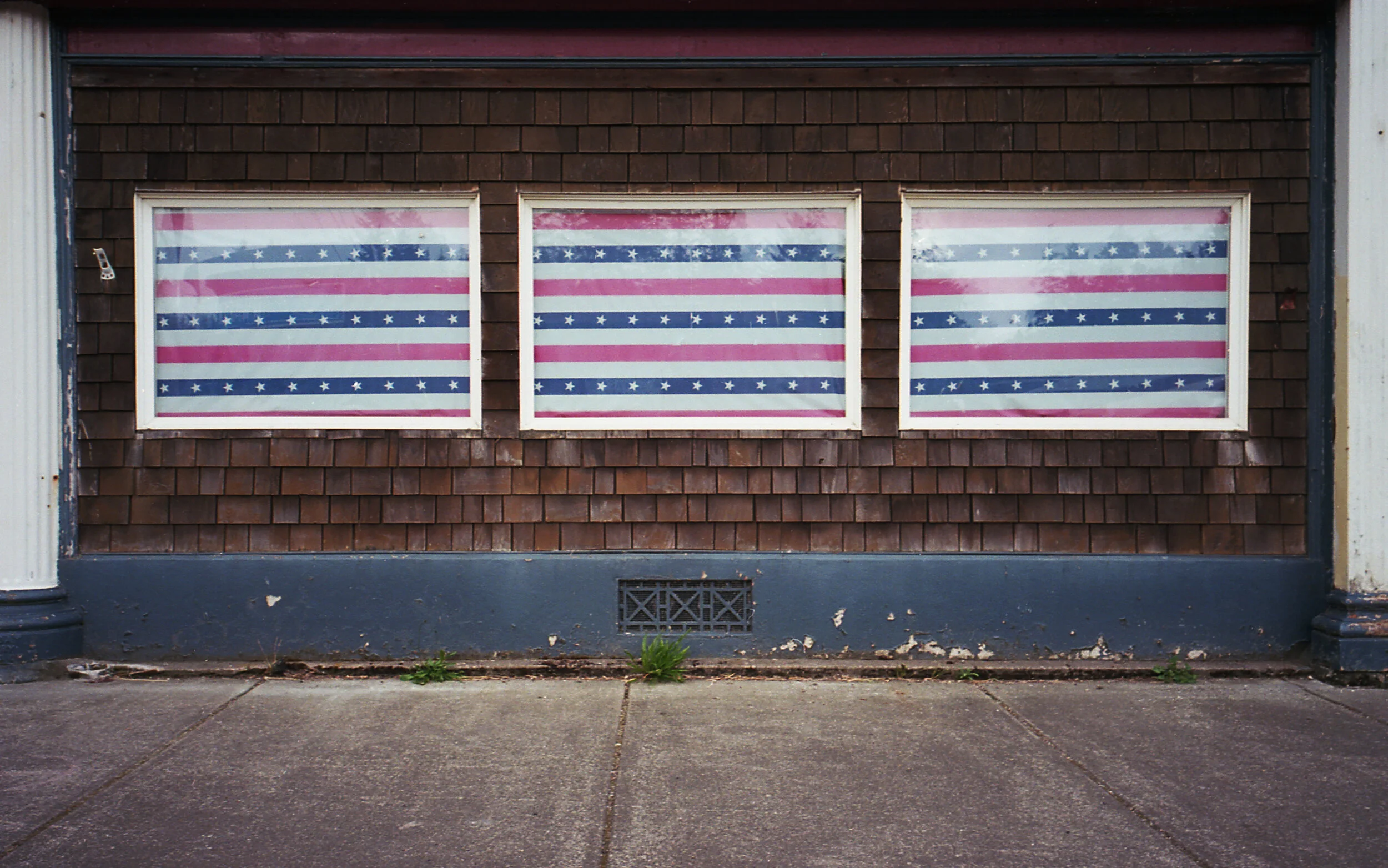 illwaco flags hardware store.jpg