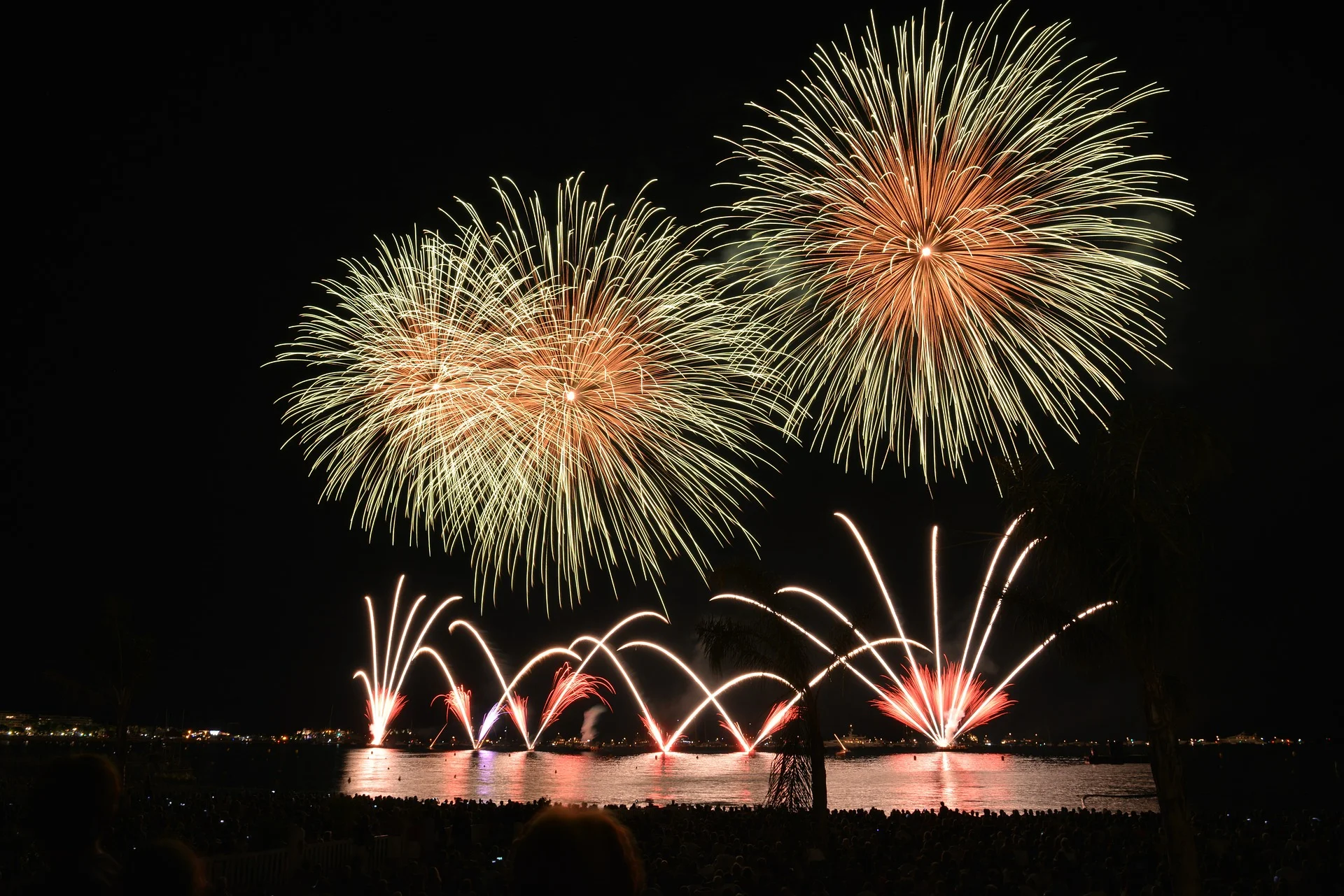 fireworks-535198_1920.jpg