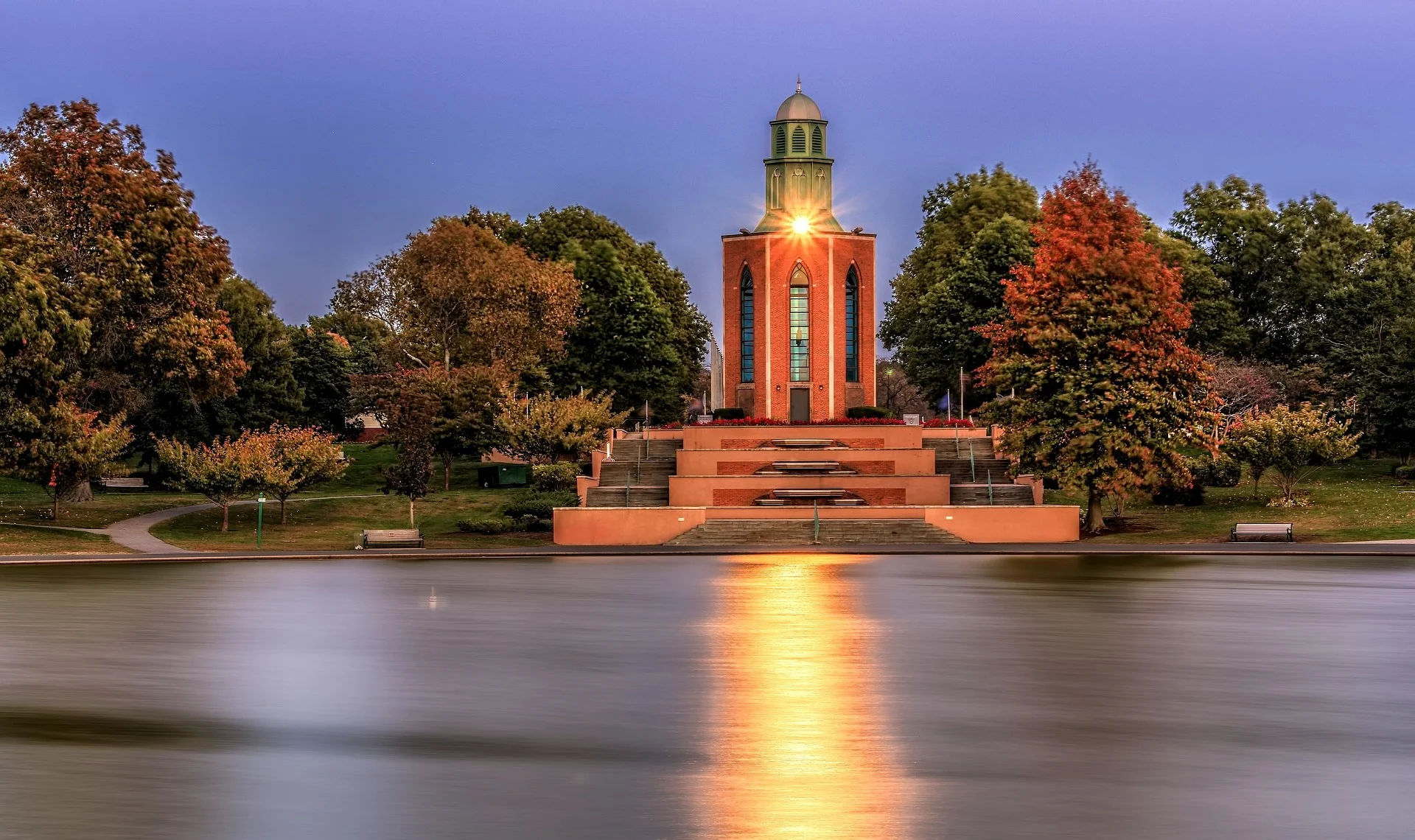 lighthouse-581082_1920.jpg
