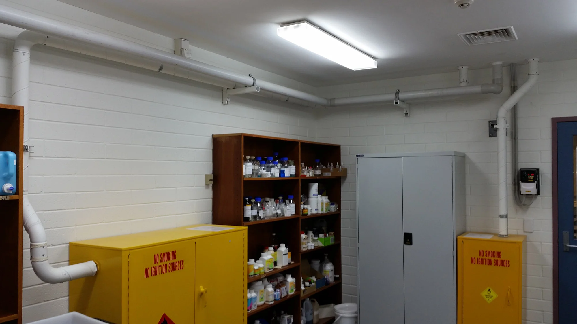 Flammable goods cabinet