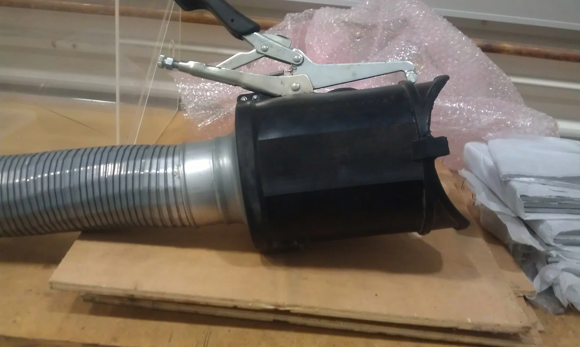 Vehicle exhaust nozzle with heatsink