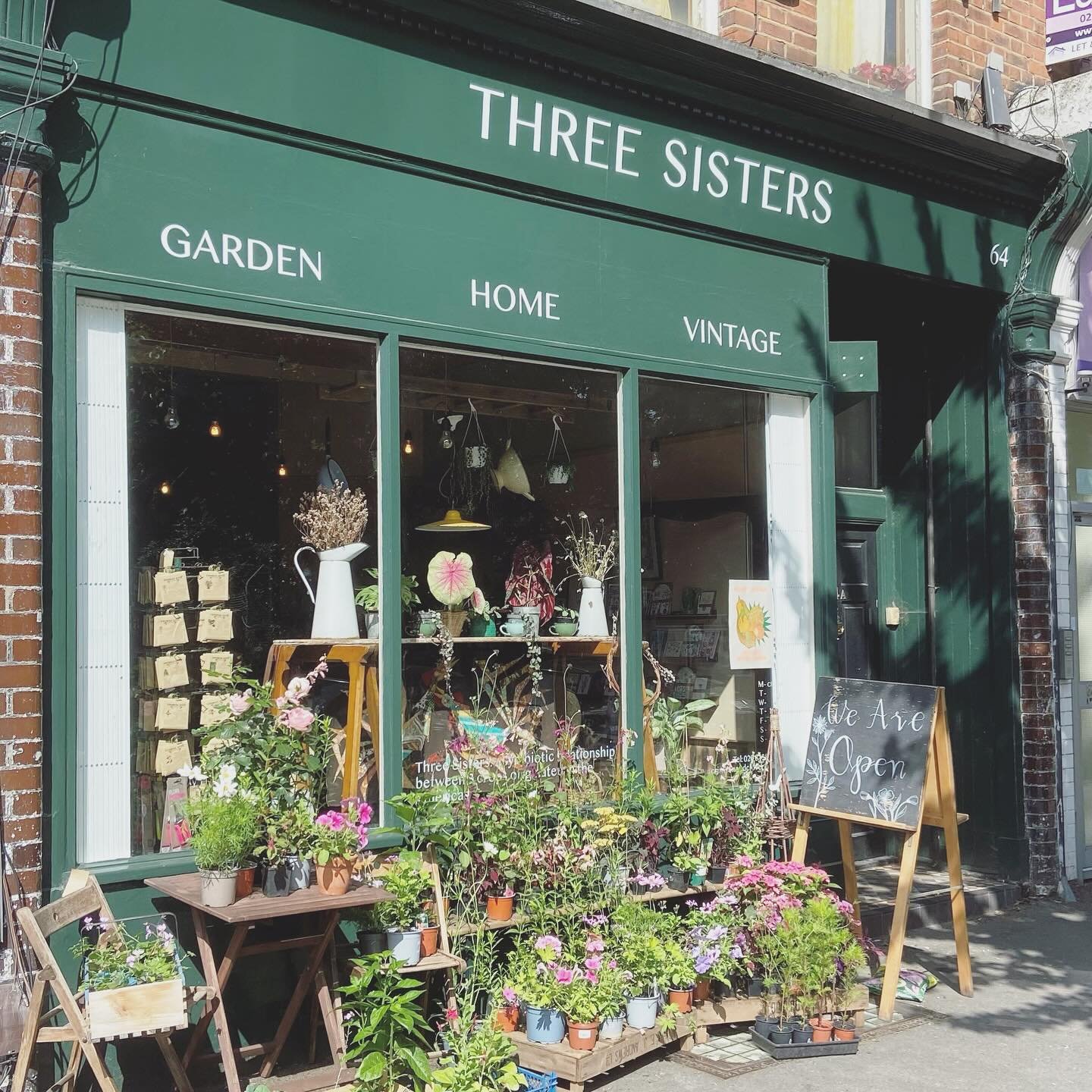 Every project is unique.

It&rsquo;s what we love about our work.

And we thrive on the bespoke.

Digging into details makes us tick.

We are specialists and we are independent.

Flexibility to create without constraint.

Right methods, right materia