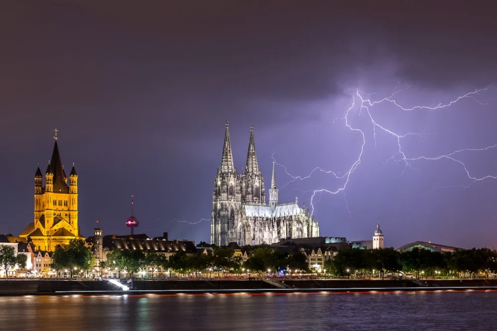 Blitz über Kölner Dom.jpg